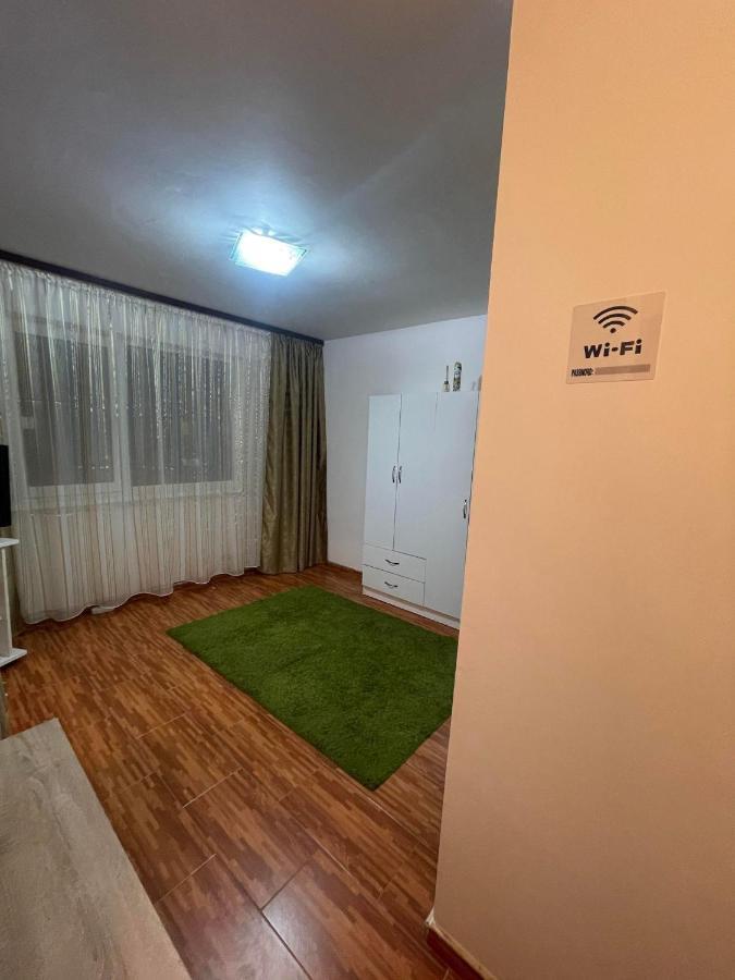 One Room Apartment Ptm Bukares Bagian luar foto